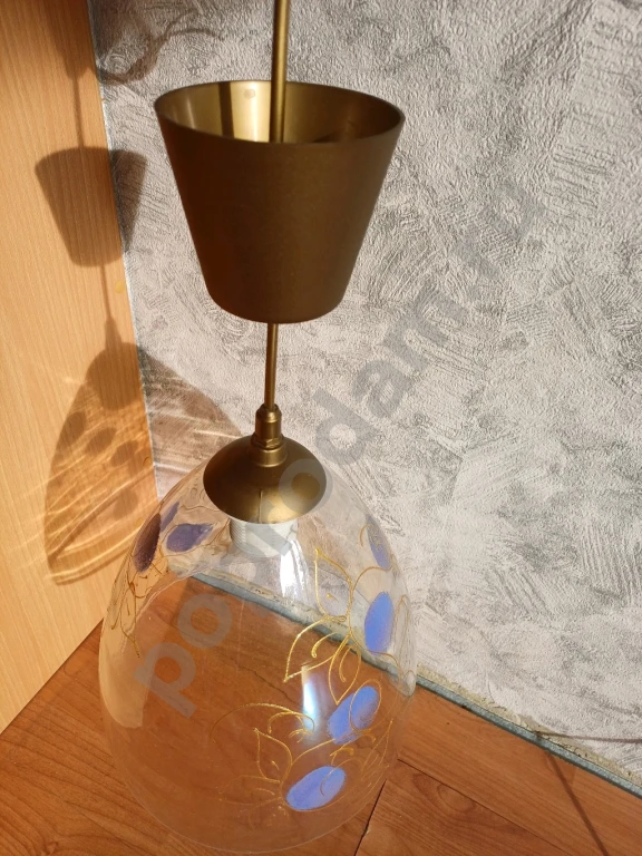 Светильник потолочный стекло с рисунком на одну лампочку. Плафон диаметр 23см. Высота 26см