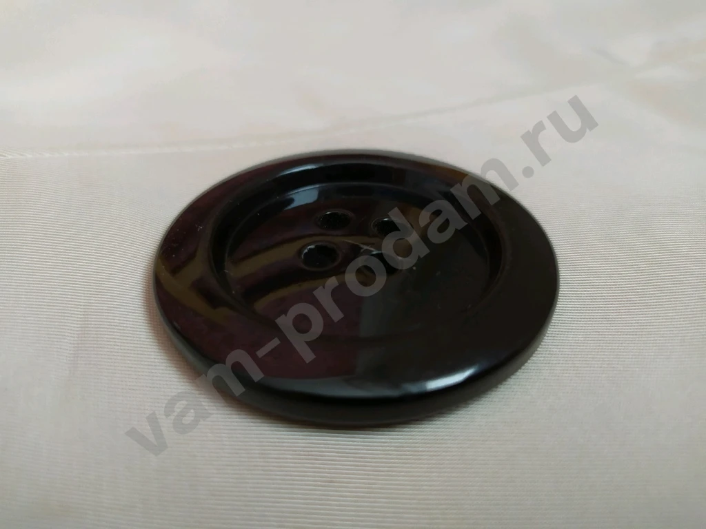 ПуговицаДиаметр 5 смЦвет черный. Подходит для верхней одежды и сумок. Б/у