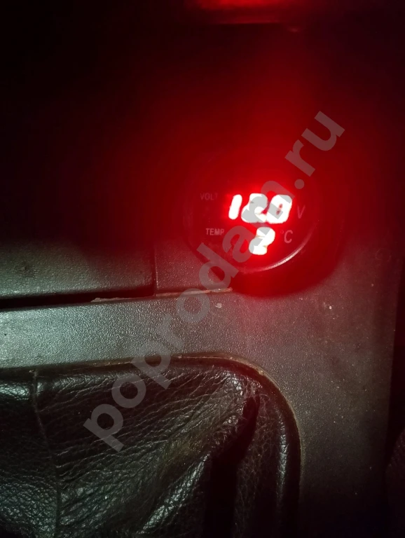 Показывает уровень заряда АКБ и температуру