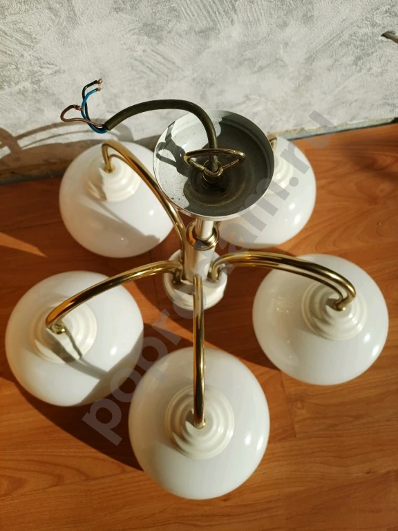 Люстра пятирожковая. СССР. Цвет белый с золотым. Плафон диаметр 18,5см.