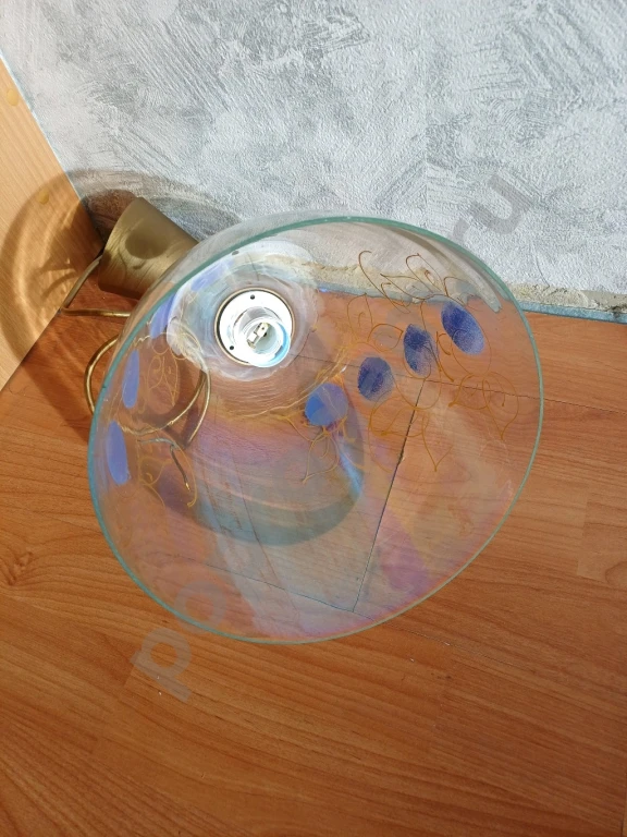 Светильник потолочный стекло с рисунком на одну лампочку. Плафон диаметр 23см. Высота 26см