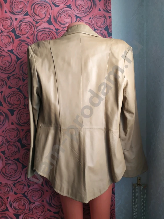 Кожаная куртка бежевая М 44 46 48 демисезонная.
