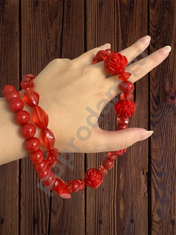 Красное ожерелье с разными камешками