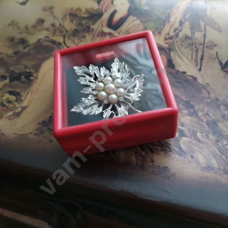 Брошь листочек