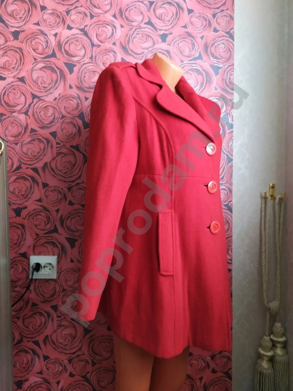 Пальто женское демисезонное красного цвета классического силуэта с карманами.