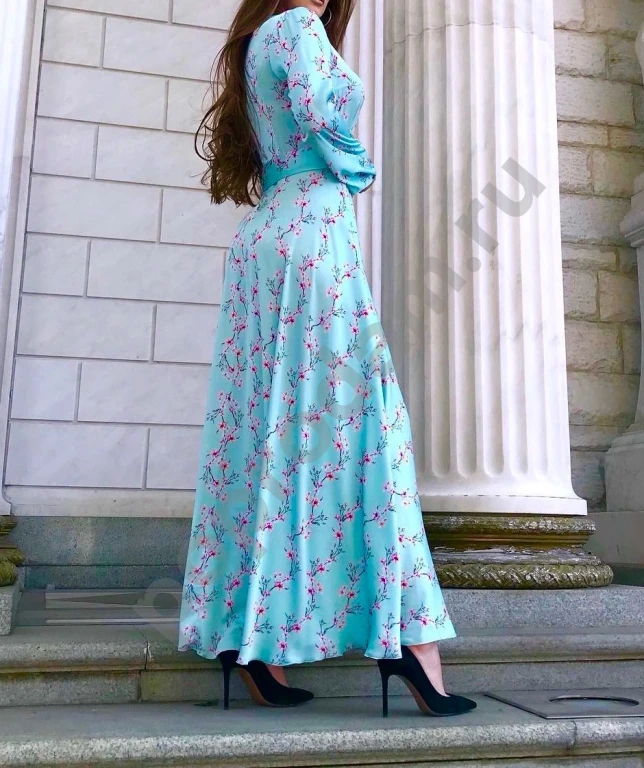 Брендовое голубое цветочное платье с поясом