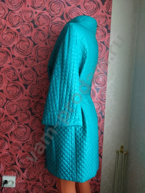 Плащ женский демисезонный прямого силуэта с поясом, воротник стойка, рукав 3/4.