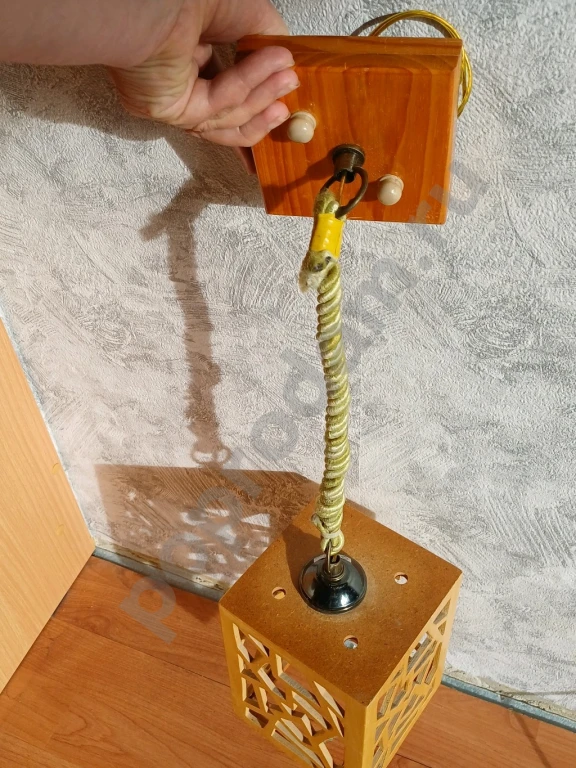 Светильник потолочный подвесной деревянный на одну лампочку. Плафон 18x13см.