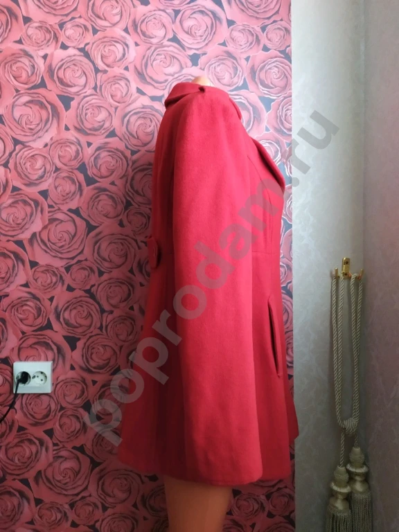 Пальто женское демисезонное красного цвета классического силуэта с карманами.