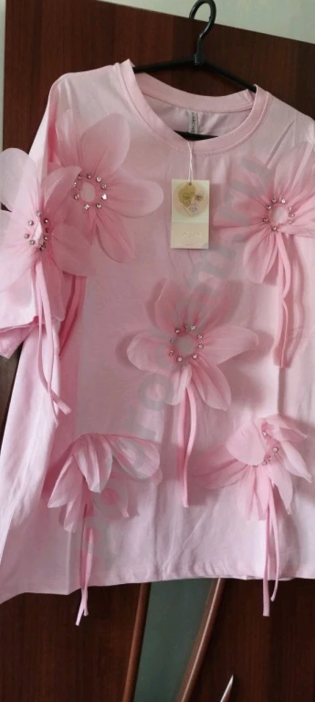 Женская нарядная футболка