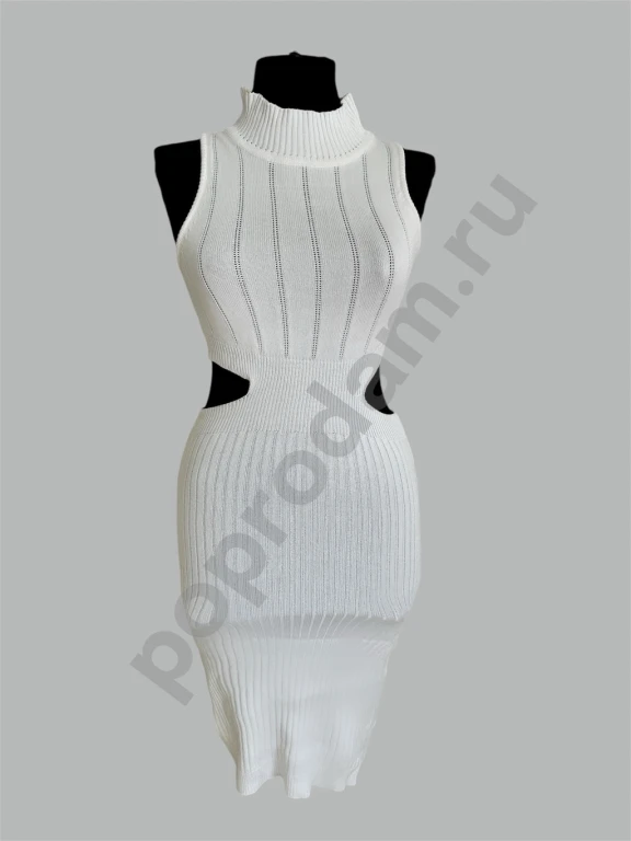 Белое летнее облегающее платье лапша с вырезами