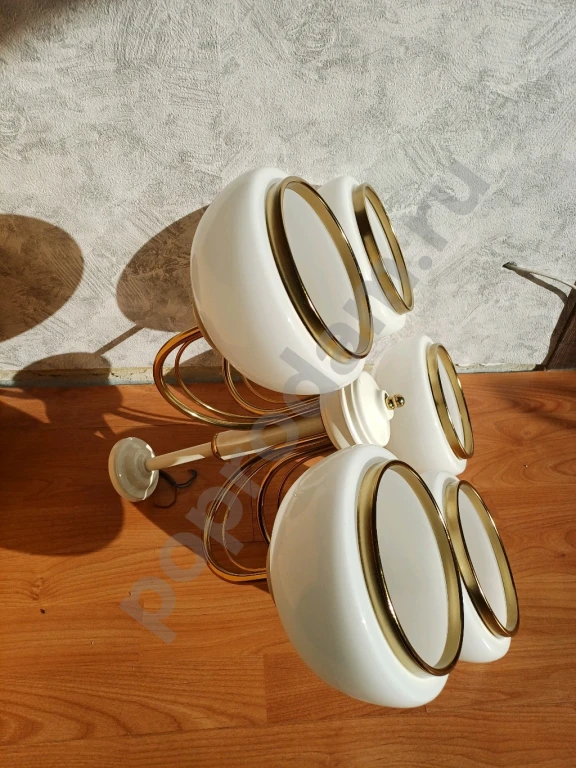 Люстра пятирожковая. СССР. Цвет белый с золотым. Плафон диаметр 18,5см.