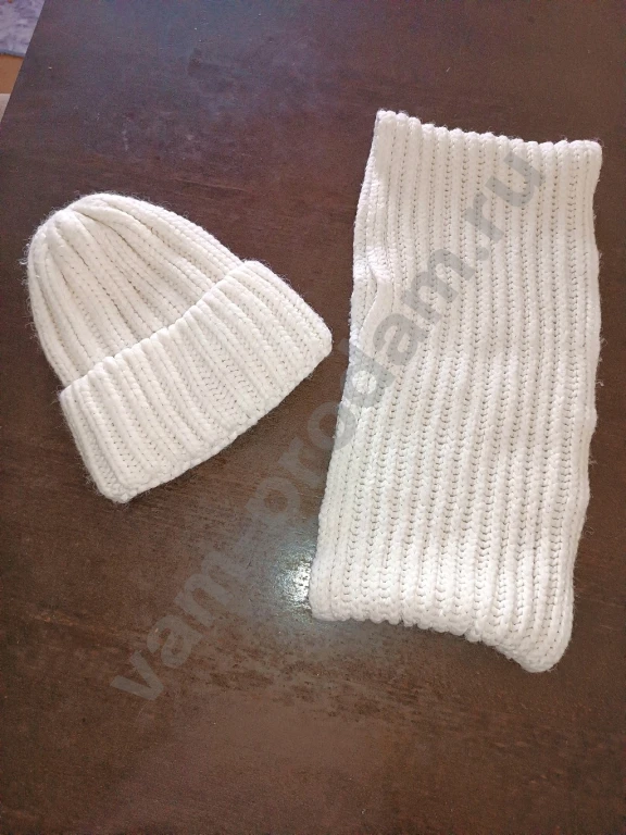 Теплый вязаный комплект: шапка и снуд