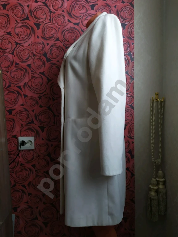 Пальто женское демисезонное белого цвета с потайными пуговицами и с поясом