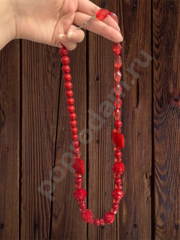 Красное ожерелье с разными камешками