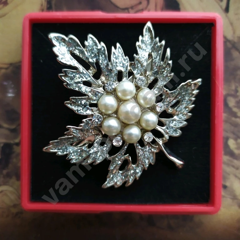 Брошь листочек