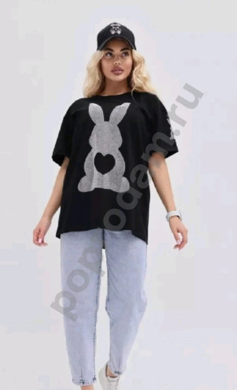 Женская футболка в стразах