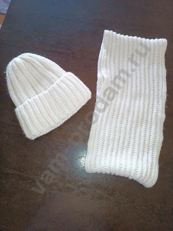 Теплый вязаный комплект: шапка и снуд