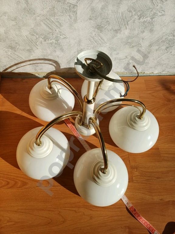 Люстра пятирожковая. СССР. Цвет белый с золотым. Плафон диаметр 18,5см.