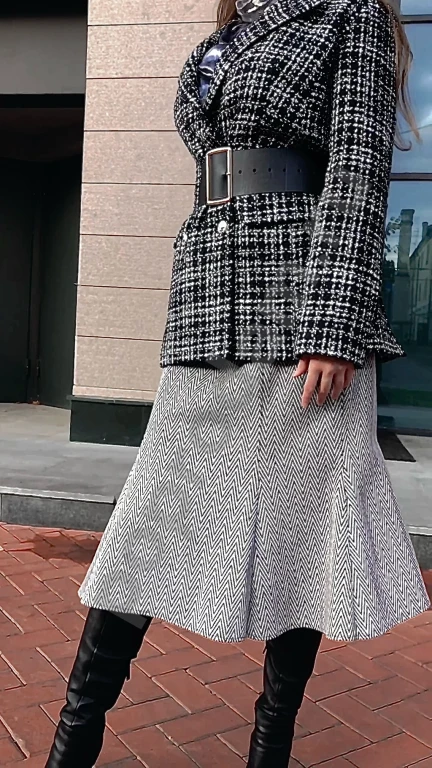 Брендовая женская серая теплая юбка миди с узором