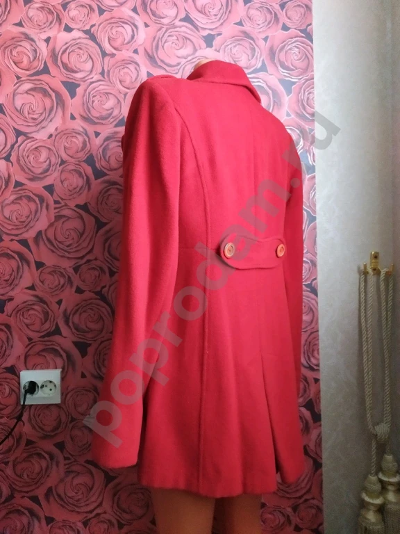 Пальто женское демисезонное красного цвета классического силуэта с карманами.
