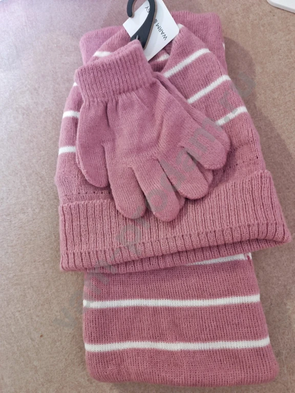 Новый комплект для девочки: шапка, шарф и перчатки