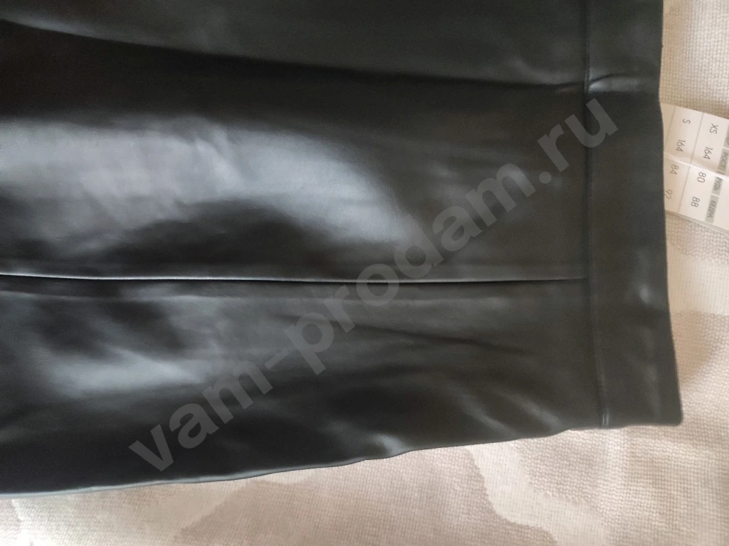 Черная юбка-трапеция из экокожи с разрезом Gloria Jeans