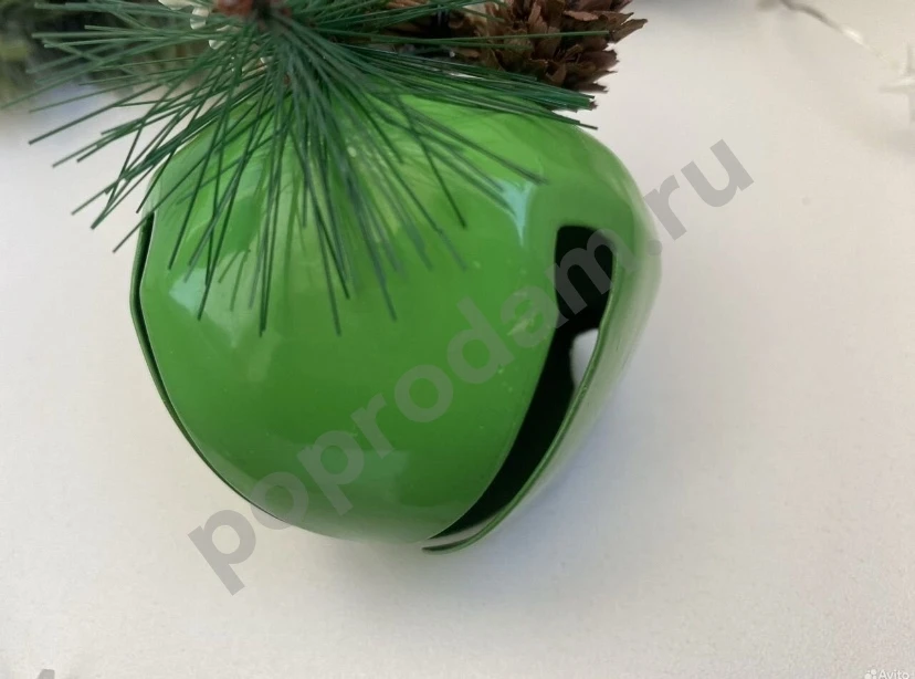 Металлический зеленый елочный шар колокольчик
