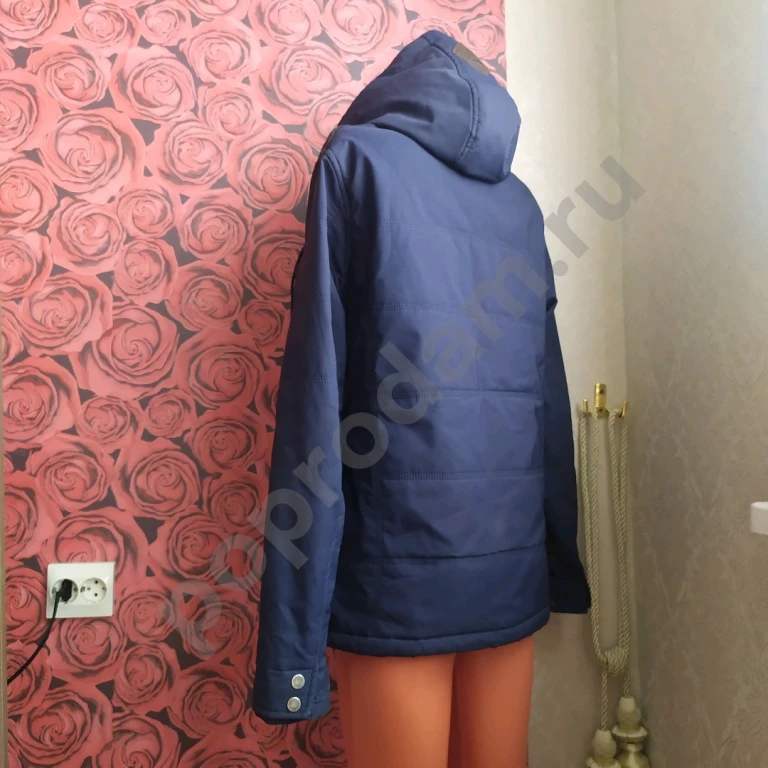 Мужская демисезонная куртка синего цвета с капюшоном