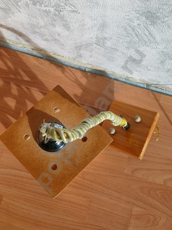 Светильник потолочный подвесной деревянный на одну лампочку. Плафон 18x13см.