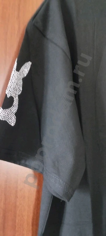 Женская футболка в стразах