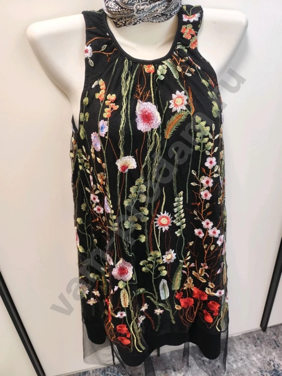 Платье с вышивкой 42-44