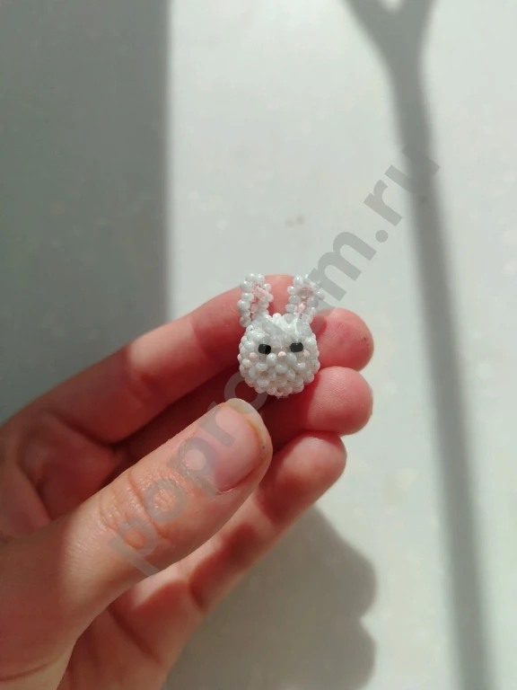 Фигурка из бисера заяц