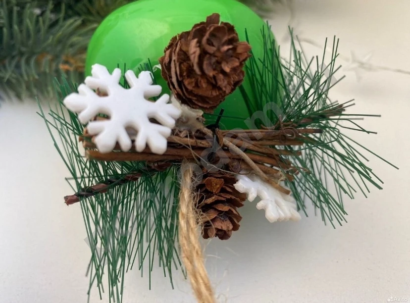 Металлический зеленый елочный шар колокольчик