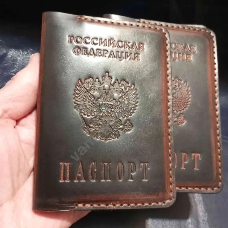 Обложка на паспорт,с тиснением герб Российской федерации и надписью "Российская федерация", "ПАСПОРТ"