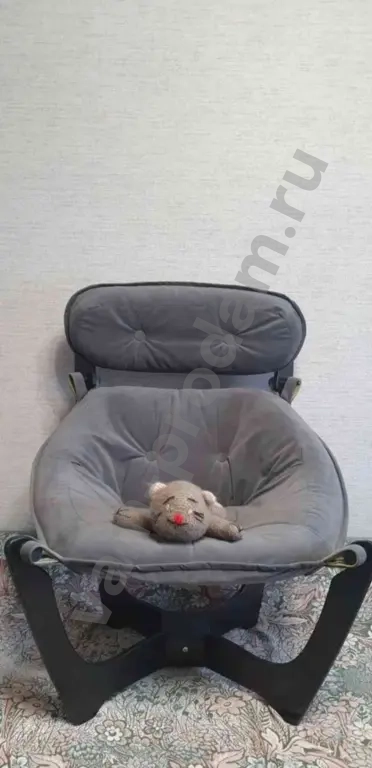 Новое деревянное кресло