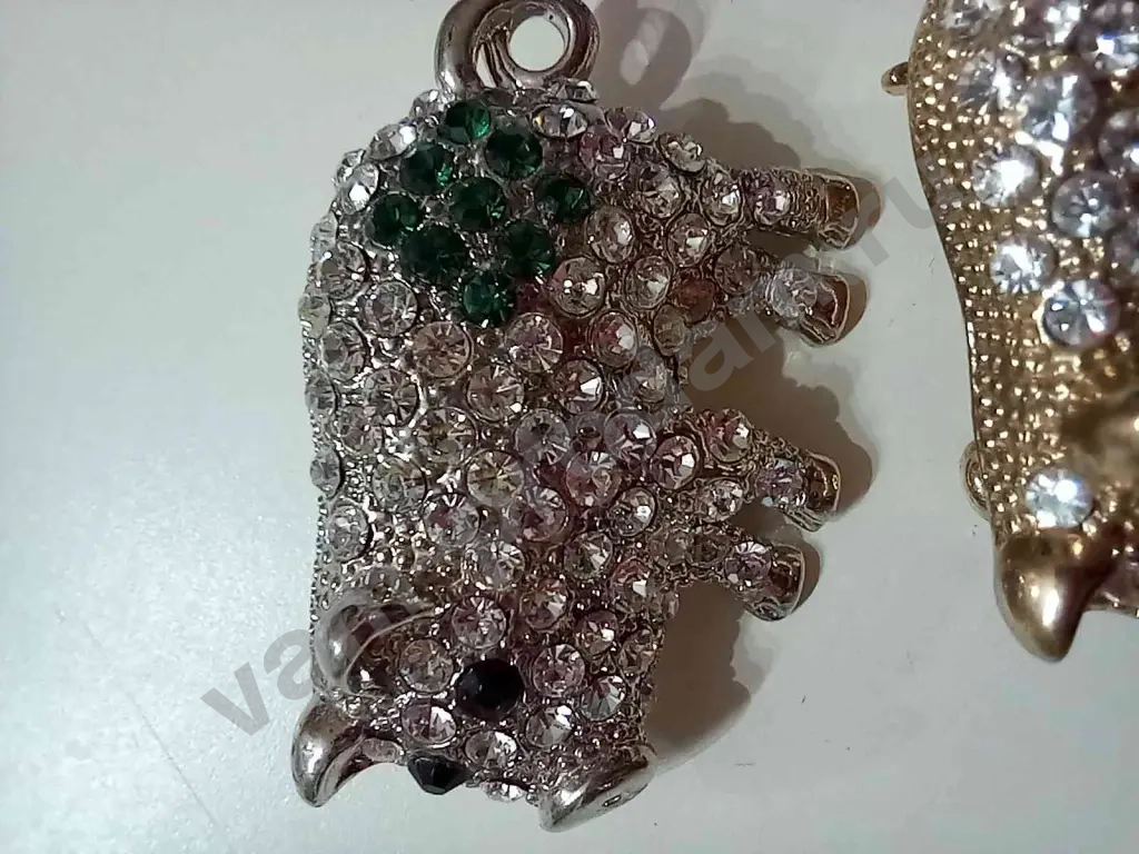 броши поросята стразовые новые