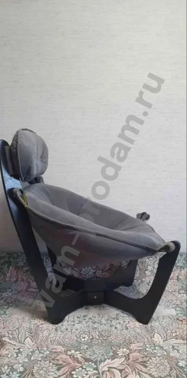 Новое деревянное кресло