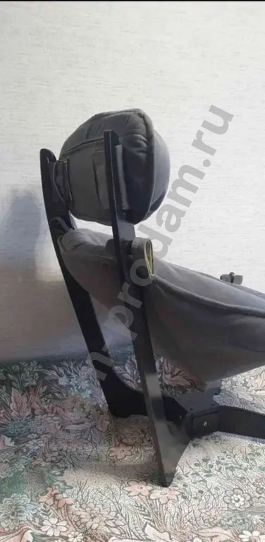 Новое деревянное кресло