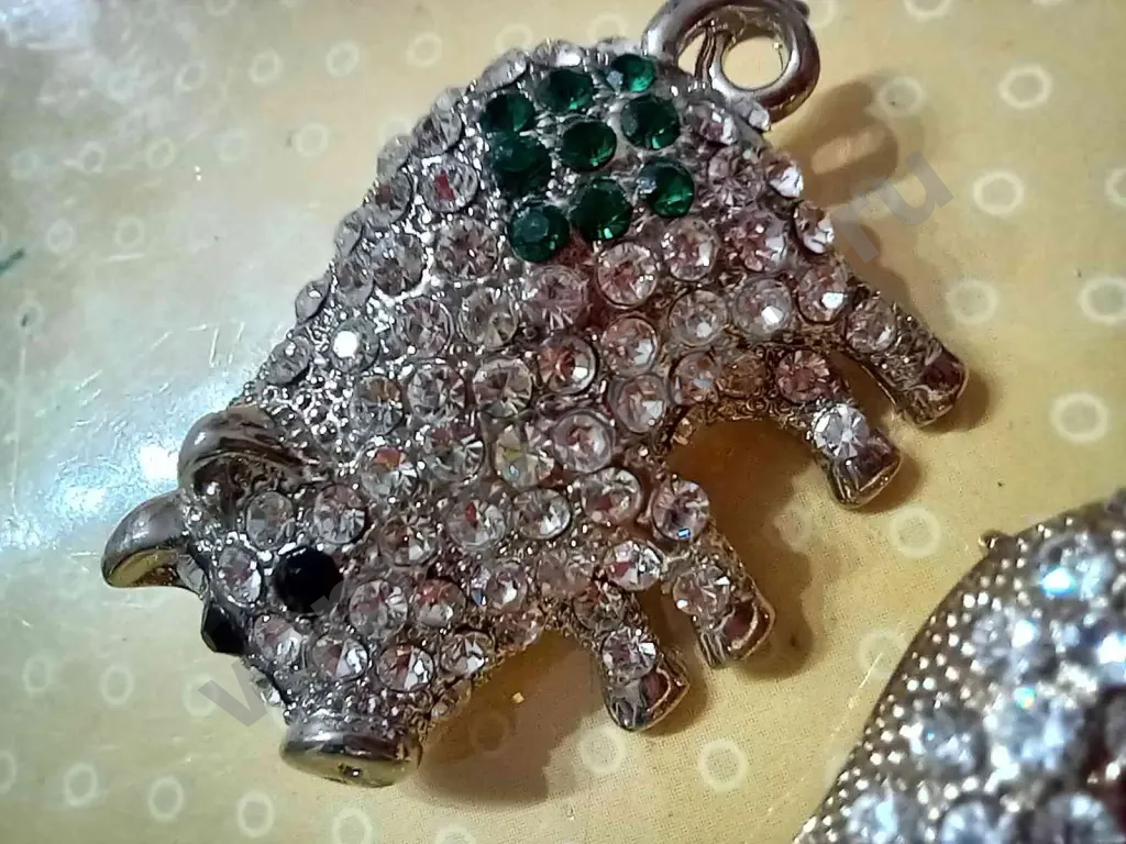 броши поросята стразовые новые