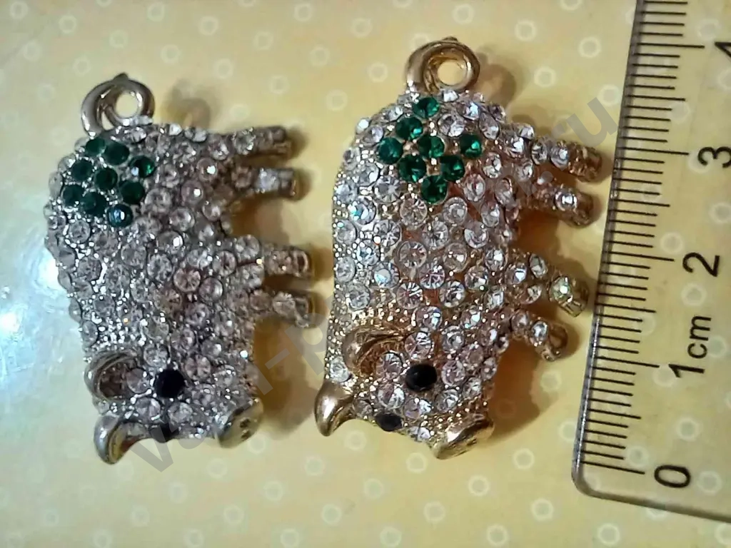 броши поросята стразовые новые