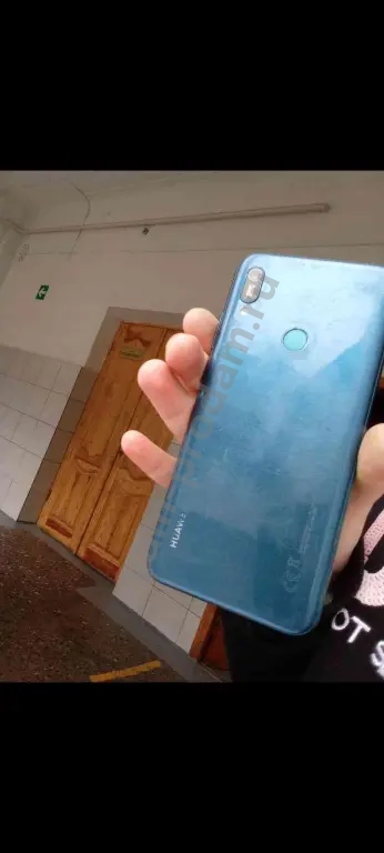 телефон не рабочий Хуавей 2019 года может кому-то на запчасти