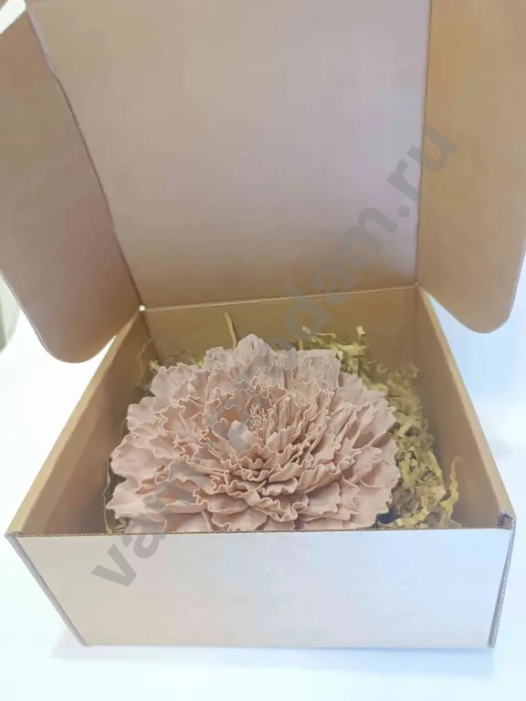 Брошь- цветок в подарочной коробке