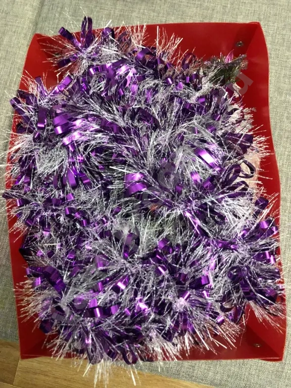 Коробка с новогодними украшениями