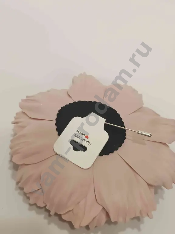 Брошь- цветок в подарочной коробке