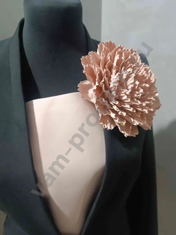 Брошь- цветок в подарочной коробке