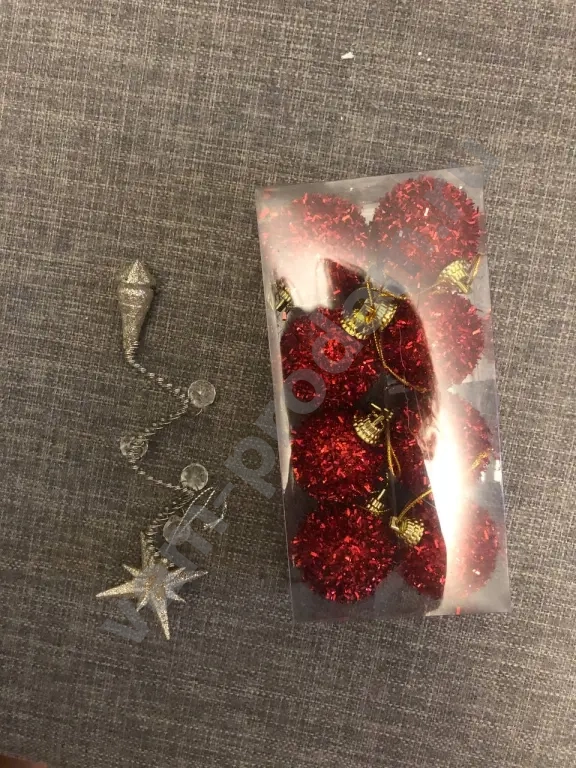 Коробка с новогодними украшениями