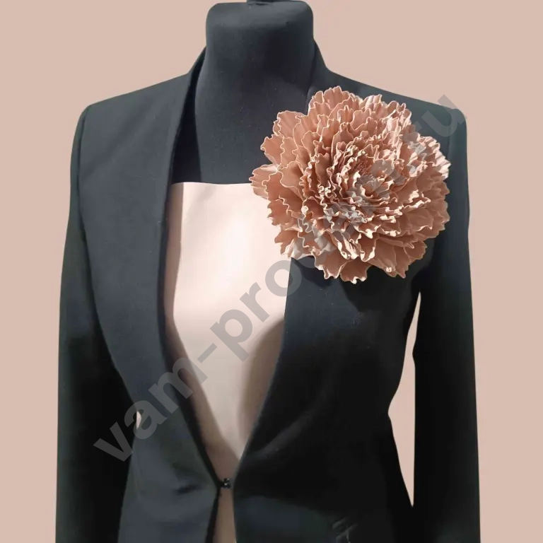 Брошь- цветок в подарочной коробке