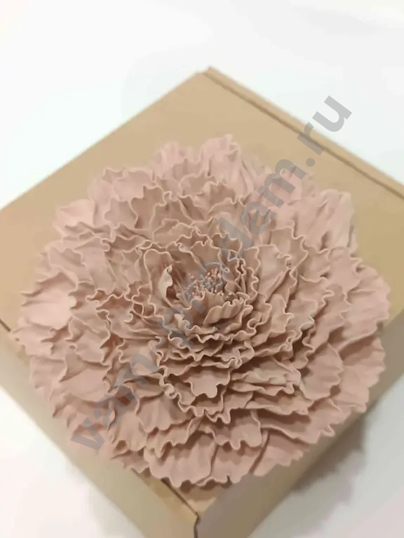 Брошь- цветок в подарочной коробке