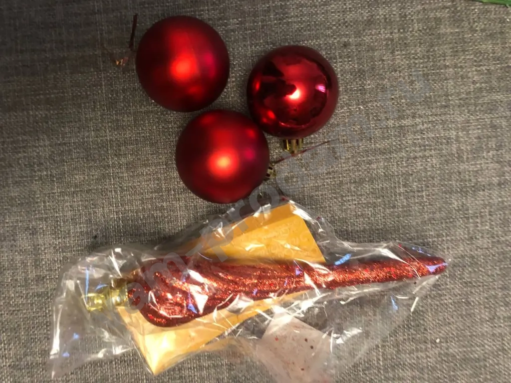 Коробка с новогодними украшениями